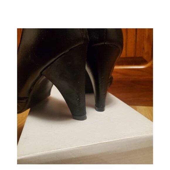 Black 4" Heels With Ruffle Design Size 7 - Picture 5 of 5